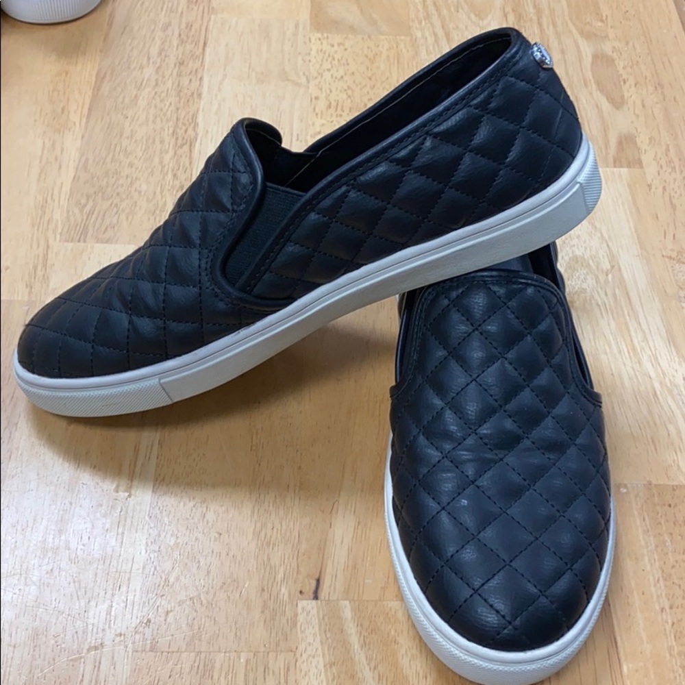 Steve Madden black quilted sneaker